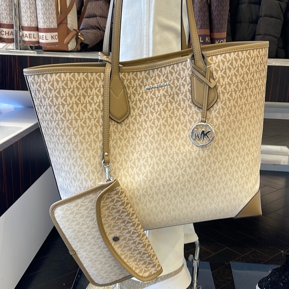 Michael Kors Eva Large Ombré Signature Logo Tote Bag
Husk 
NWT - Picture 6 of 16
